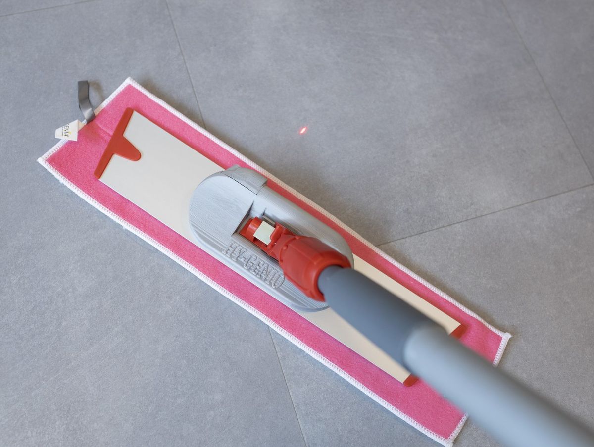 Il mop piatto Hy-genio sul pavimento, con il puntatore laser del sensore acceso
