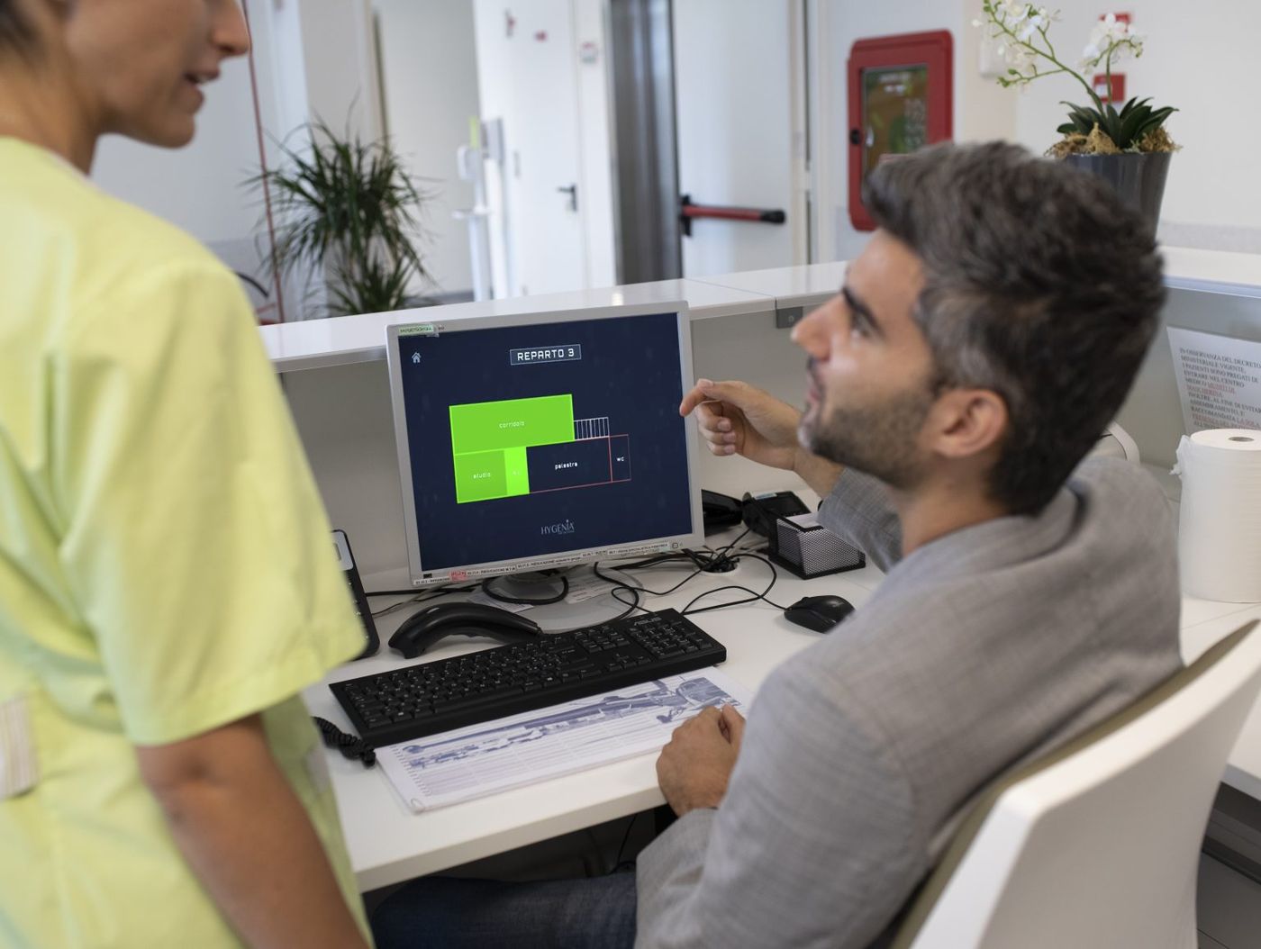 Due operatori consultano la piattaforma web Hy-genio su un computer